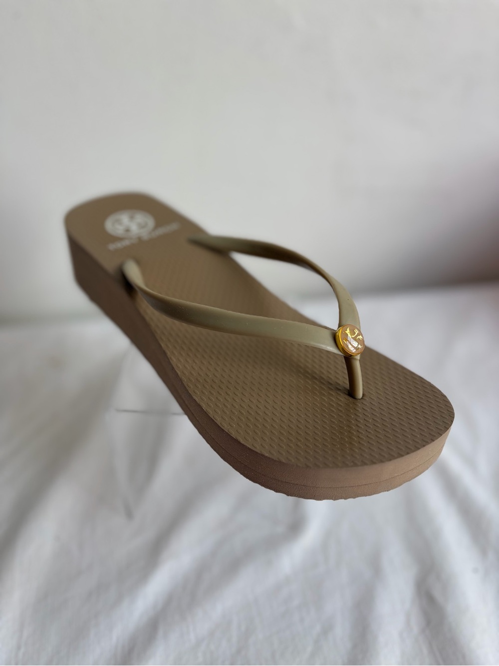 Tory Burch Taupe Thin Wedge Platform Flip Flops Sandals Gold Logo - Picture 2 of 15